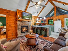 Serene Escape Minutes from Smoky Mountain Fun, hotel in Pigeon Forge