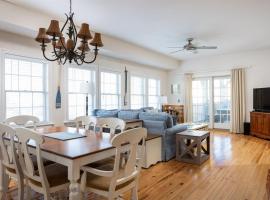 Steps from the Beach - Spacious Condo with Amenities、キル・デビル・ヒルズのホテル