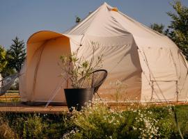 Glamping Wake Surf Náklo, hotel v destinaci Olomouc