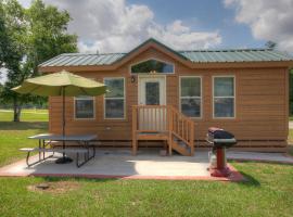 Lake Conroe Two-Bedroom Cabin 13, hotel en Willis
