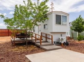 Convient tiny home private deck, hotel v destinaci Apple Valley