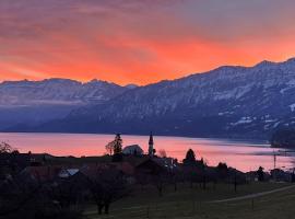 Vintage Lake View Villa with Outdoor Pool, hotel v destinaci Spiez