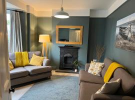 Tŷ Glas, Fishguard, Ideal for beach, coastal path and town!, hotel in Fishguard