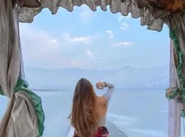 The Dreamer Destination' Houseboat