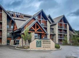 Cozy Canmore resort with mt view hot tub and pool, hotel v destinaci Canmore