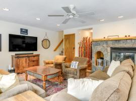 3 min to Mt Snow with FREE Shuttle! Family-Size fun, Wood fireplace, 2 living rooms, Arcades, hôtel à Dover