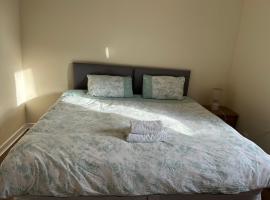 Spacious room close to tram, hotel in Edinburgh
