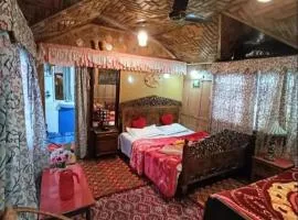 Houseboat young Minar