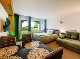 Green Wellness Pools Saunas Apartment with Alpine view Terrace, hôtel à Sankt Englmar