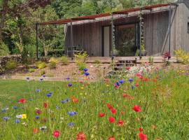 L'Ermitage - L'écolodge des Monts des Flandres - Au coeur de 800m2 de jardin privé, hotel en Saint-Jans-Cappel
