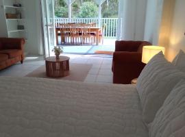 2 bedrooms private bathroom 2 queen beds own entry, hotel v destinaci Long Jetty
