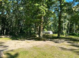 WoMo Stellplatz am Ferienpark Bernstein, hotel in Dranske