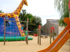 Mobil home 4 personnes sur camping 3 étoiles à 150m de la plage、サン・ピエール・ドレロンのホテル