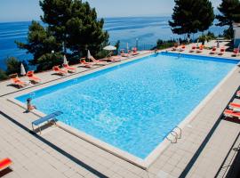 Camping & Village Rais Gerbi、ポッリナのホテル