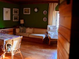 Casa in centro storico stile chalet di montagna, hotel in Ovindoli