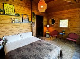 The Bungalow - Heated Pool & AC - Quinta da BellaVista, hotel en Almoster