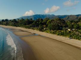 Golden Bay Holiday Park, hotel in Onekaka