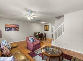 Spacious 3BR Retreat Perfect for Groups Near Downtown, Hotel in Raleigh