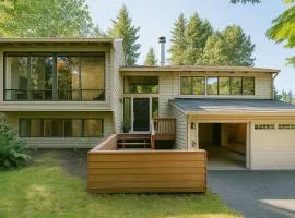 Beautiful House with Yard in Bellevue