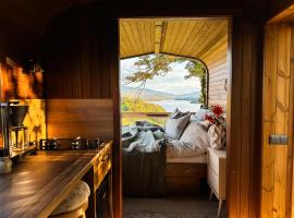 Unique stay with farm animals and stunning views Tiny House in Telemark, hotel in Notodden