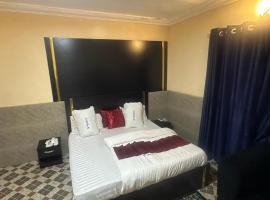 Daniel hotel apartment, hotel di Asaba