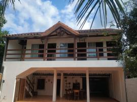 Hostal Landivar - A media cuadra de la plaza, hotel in Buena Vista