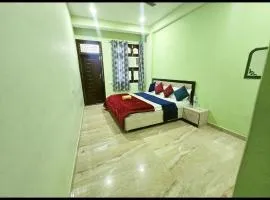 Hotel Devans Palace Stay Near Kashi Vishwanath Temple - Fully Air Conditioned rooms - Free wi-fi- & Parking - Best - Hotel