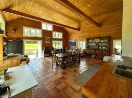 Converted Barn By Hove Archipelago, Hotel in Færvik