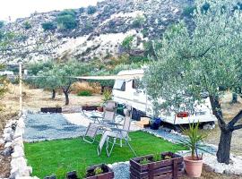 Olive Grove Mountain Caravan, готель у місті Limnatis