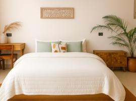 Prithvi Hotel Rishikesh - Aesthetic Quite Rooms With Smart TV, AC, WiFi and free airport pickup for 7 plus night stays in Upper Tapovan、リシケーシュのホテル