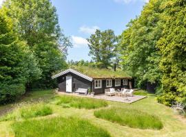 Cozy Home In Dronningmølle With Wifi, hotel v destinaci Dronningmølle