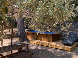 Bungalow cosy varois avec piscine soleil calme et nature, hotel em Pourrières