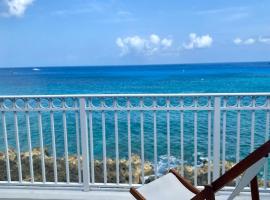 NEW Oceanfront Condo in George Town, hotel em George Town