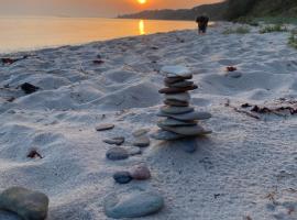 Anno 1782 Unique Romantic Glamping at the Manors Historic Barn, hotel v destinaci Arnager