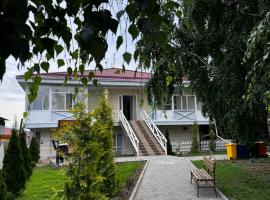 Квартира-студия Радуга Вест Прованс, ξενοδοχείο σε Koshkolʼ