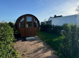 Schlaffass auf Stellplatz am Elbkrug 2 0, hotel in Büttel