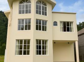 Luxury Mansion with Garden 6 Bedroom 6 Bath, Hotel in Baños