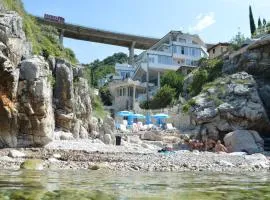 AZURA BAY HOTEL & Lounge