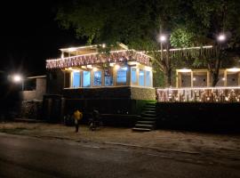 Zoon restaurant and camps, hótel í Gulmit