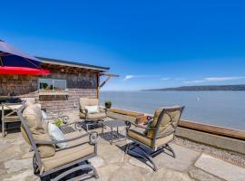 Waterfront Gem with 2 Patios on Camano Island, ξενοδοχείο σε Camano