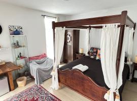 Two nice rooms in residential area with private bathroom, ξενοδοχείο στο Αλμέρε