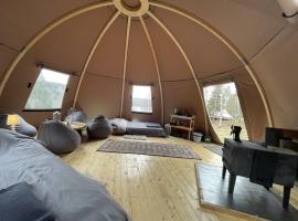 Family Glamping in a Forest, hotel v destinaci Frisbo