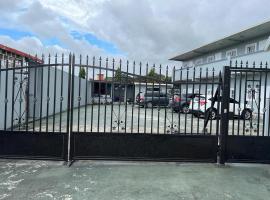 HOSTAL BLUE OASIS AQUAMAr,位于科隆的酒店