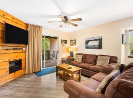 Cozy Timbers - Charming Condo for 6 with Resort-style Amenities, hotel in Branson