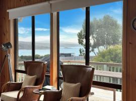 High On Coffey - Binalong Bay - Pet Friendly, hotel in Binalong Bay