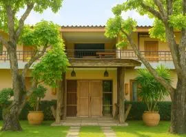 PalmHug Hotel