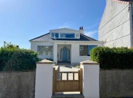 Bungalow by the Sea, Moelfre, hotel v destinaci Moelfre