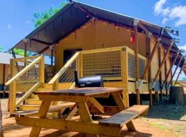 Texas Family Retreat: Glamping Safari Tent with Deluxe Amenities in Cibolo, ξενοδοχείο σε Marion