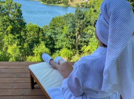 Zloty, a Skromny - ogrodzony domek z jacuzzi i widokiem na jezioro, hôtel à Górzno