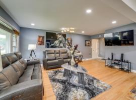 Patio and Yard Quiet Home in Chicago Area, hotel in South Holland